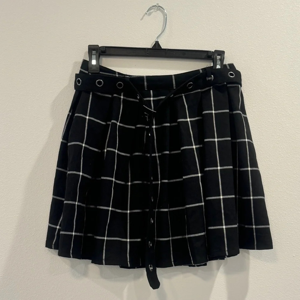 Hot Topic Black and white plaid skirt size MD with belt